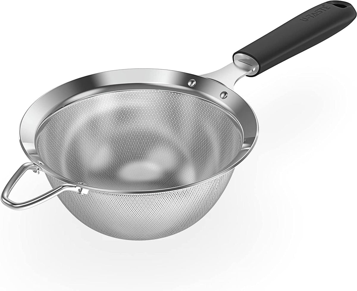 U-Taste 18/8 Stainless Steel Mesh Strainer, 30 Mesh Fine Sieve Food Strainer, Kitchen Colander for Straining Quinoa/Flour/Pasta/Fruit, 5.5in, Black